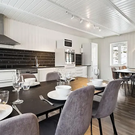 Spacious Traditional Fisherman'S Cabin With Modern Comforts Stamsund